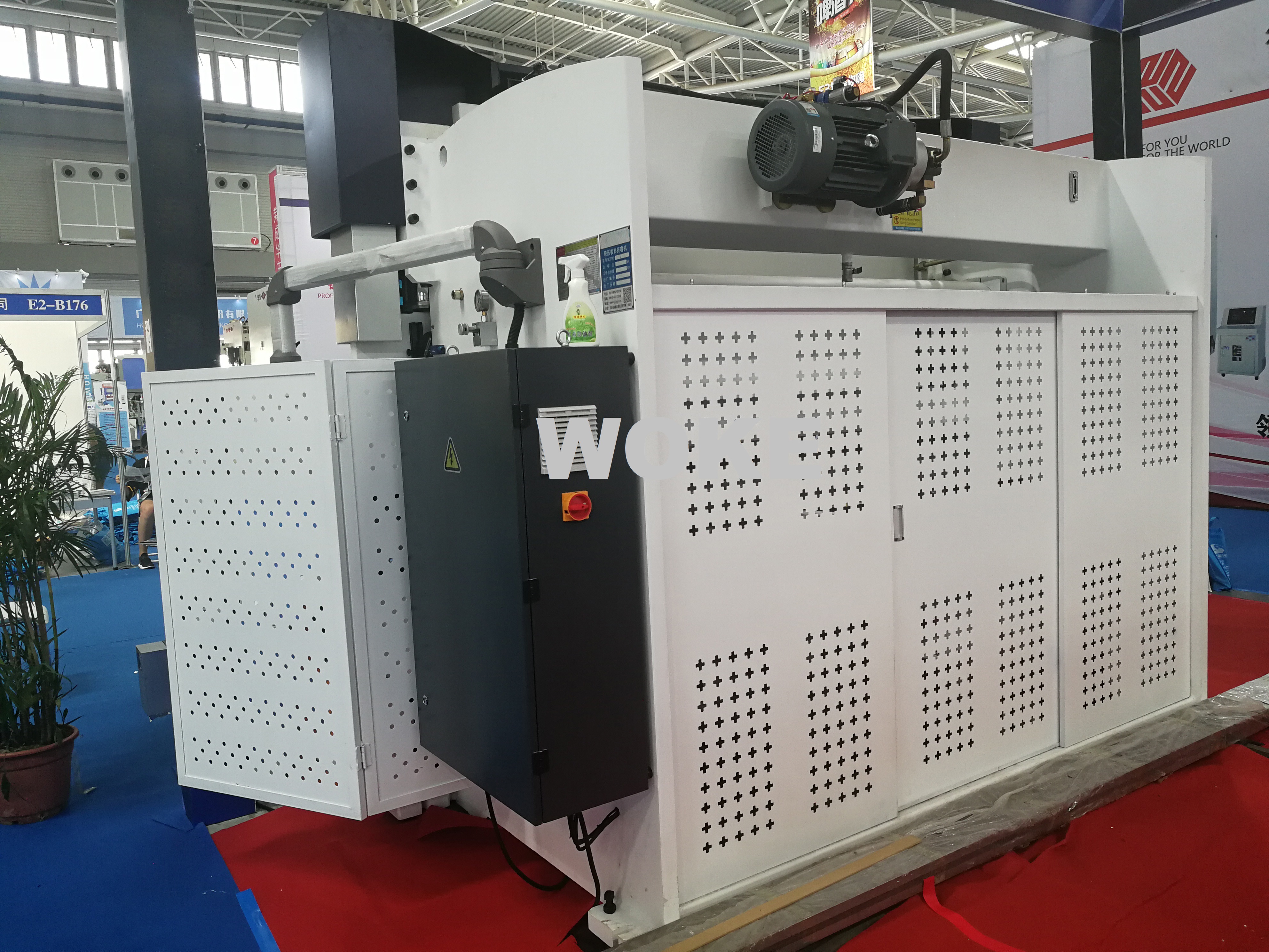 WE67K-40T-160T CNC Hydraulic Press Brake 